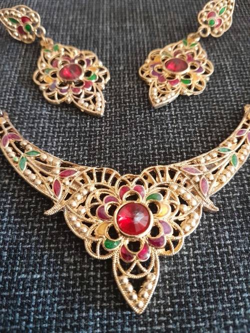 Vintage Necklace and matching teardrop earrings set Gold/Red