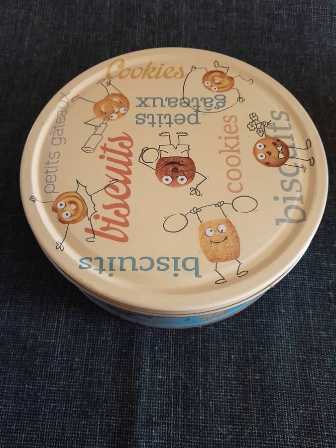 Round biscuit storage tin
