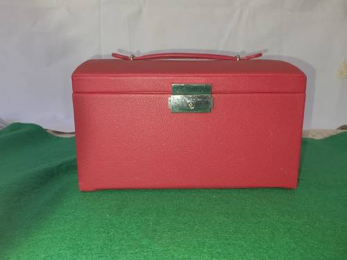 A NEAT JEWELERY BOX WITH A KEY IN THE BOX