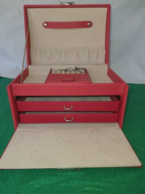 A NEAT JEWELERY BOX WITH A KEY IN THE BOX
