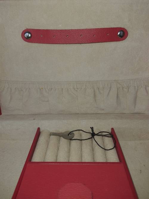 A NEAT JEWELERY BOX WITH A KEY IN THE BOX