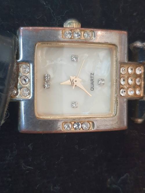 VINTAGE LADIES WATCHES JOBLOT ALL NEEDS BATTERIES AND A SERVICE