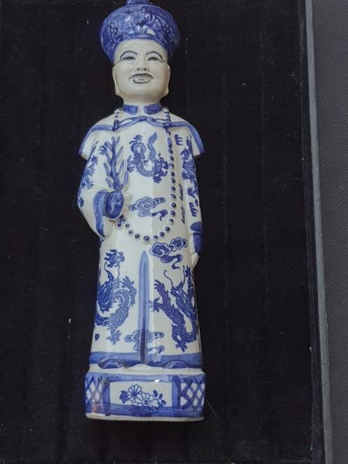 A BLUE AND WHITE MING CHINA PORCELAIN EMPERORS STATUE IN ROYAL BRESS