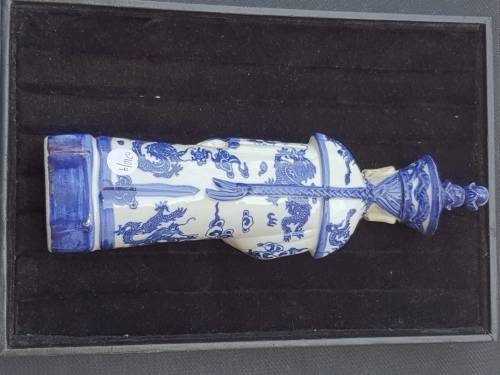 A BLUE AND WHITE MING CHINA PORCELAIN EMPERORS STATUE IN ROYAL BRESS
