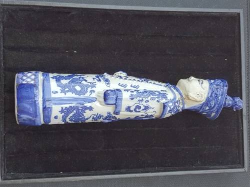 A BLUE AND WHITE MING CHINA PORCELAIN EMPERORS STATUE IN ROYAL BRESS