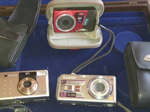 3 DIGITAL COMPACT TRAVEL CAMERAS ALL NEED BATTERIES BUT IN WORKING ORDER