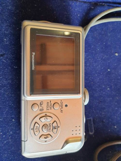 3 DIGITAL COMPACT TRAVEL CAMERAS ALL NEED BATTERIES BUT IN WORKING ORDER