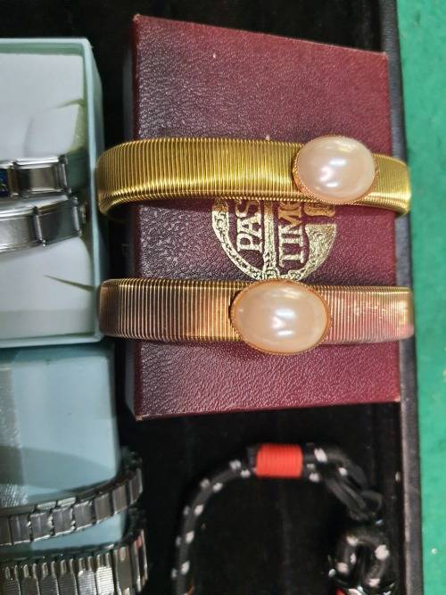 COLLECTION OF FASHIONABLE BRACELETS