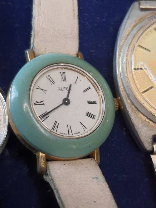 A VINTAGE COLLECTION WRIST WATCHES SOLD AS IS NOT TESTED
