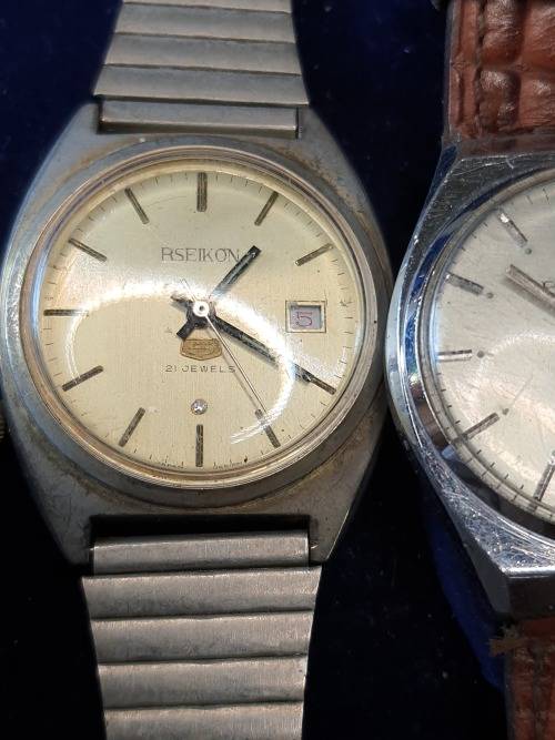 A VINTAGE COLLECTION WRIST WATCHES SOLD AS IS NOT TESTED