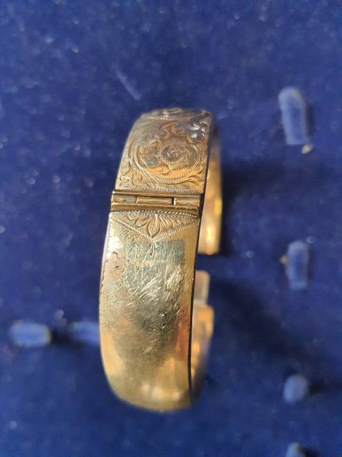 A VINTAGE GOLD FILLED CORE BRACELET BANGLR IN ITS ORIGINAL SATES SOLD AS IS