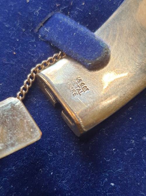 A VINTAGE GOLD FILLED CORE BRACELET BANGLR IN ITS ORIGINAL SATES SOLD AS IS