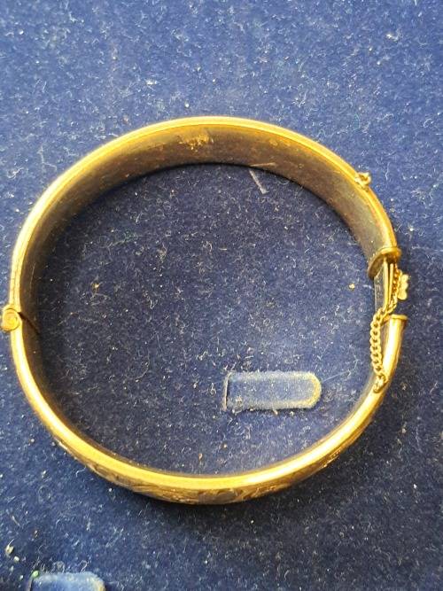 A VINTAGE GOLD FILLED CORE BRACELET BANGLR IN ITS ORIGINAL SATES SOLD AS IS