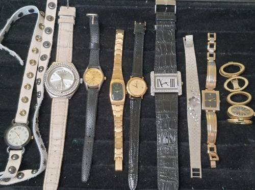 A COLLECTION OF VINTAGE WOMANS WATCHES