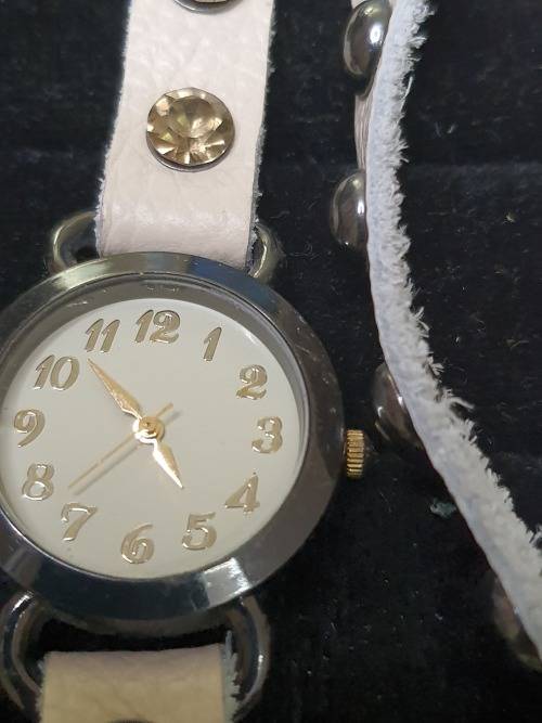 A COLLECTION OF VINTAGE WOMANS WATCHES