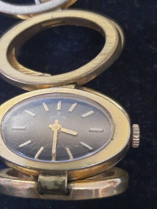 A COLLECTION OF VINTAGE WOMANS WATCHES