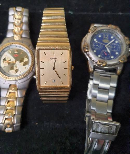A COLLECTION OF VINTAGE MENS WATCHES SOLD AS IS NOT TESTED