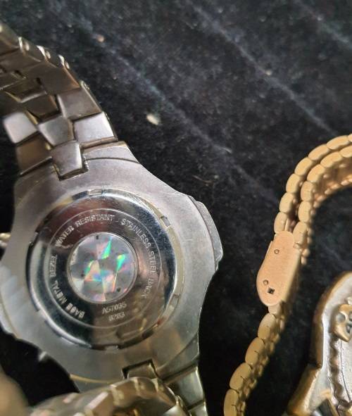 A COLLECTION OF VINTAGE MENS WATCHES SOLD AS IS NOT TESTED