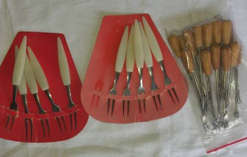 A VINTAGE  JOBLOT PARTY FORKS SOLD AS IS