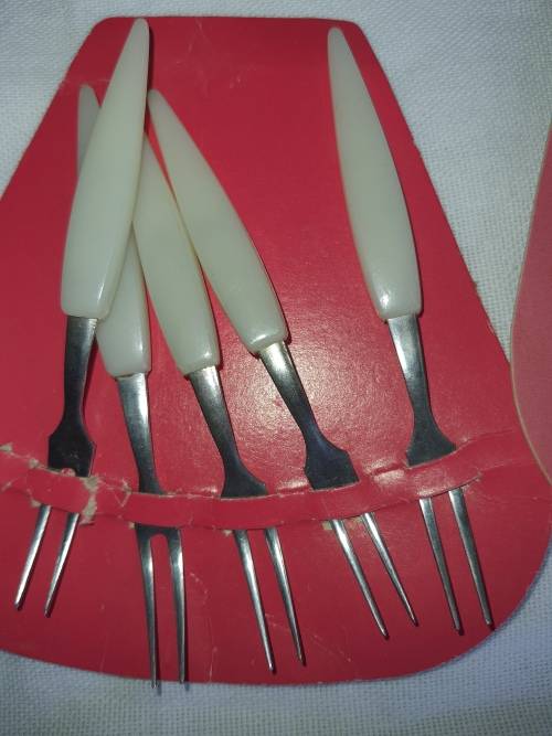 A VINTAGE  JOBLOT PARTY FORKS SOLD AS IS