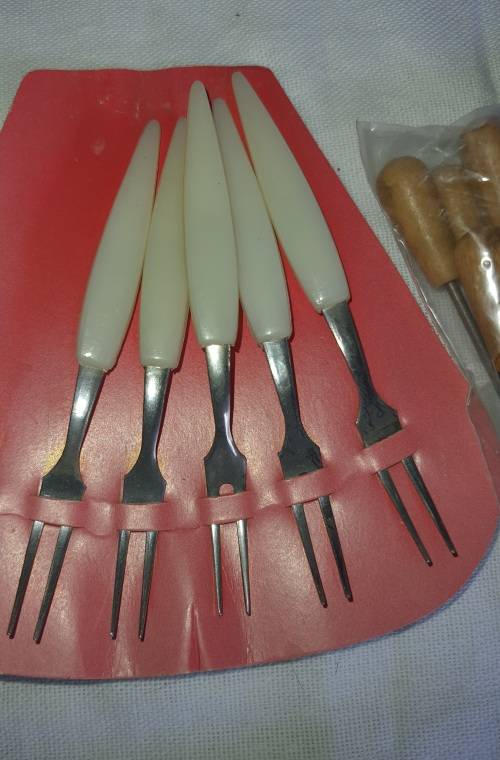 A VINTAGE  JOBLOT PARTY FORKS SOLD AS IS
