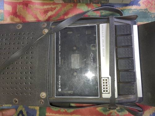 2 VINTAGE 8 TRACK CASSETTE PLAYERS SOLD AS IS NOT TESTED