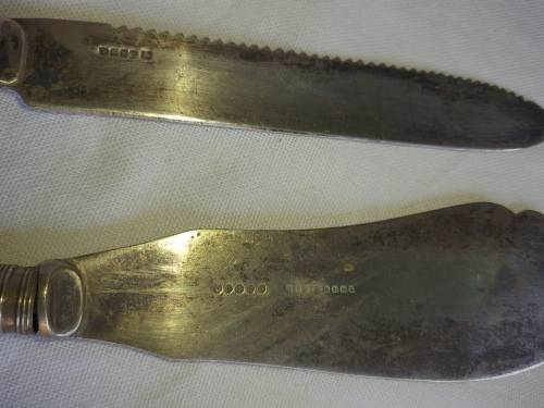 AN ANTIQUE EPNS BONE HANDLED CARVING SET SOLD AS IS