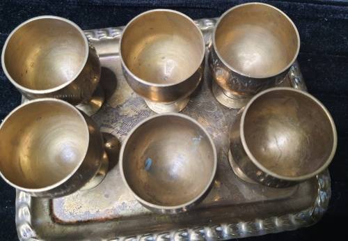 A  VINTAGE SET OF SHERRY BRASS SHOT INGOTS AND A TRAY
