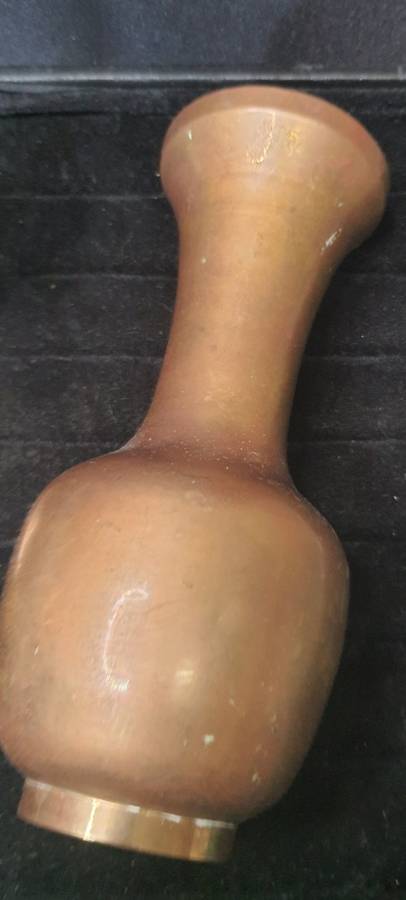 A VINTAGE BRASS WINE INGOT AND A BRASS VASE SOLD AS IS