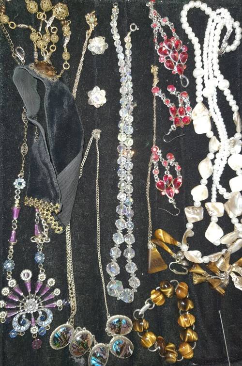A VINTAGE COLLECTION JOBLOT COSTUME JEWELRY SOLD AS IS