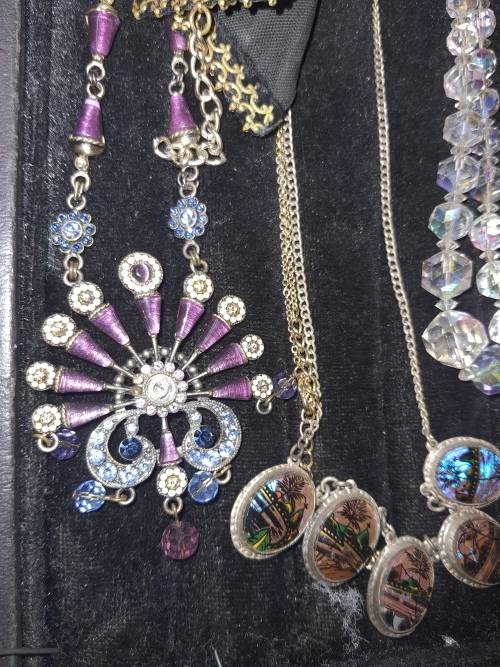 A VINTAGE COLLECTION JOBLOT COSTUME JEWELRY SOLD AS IS