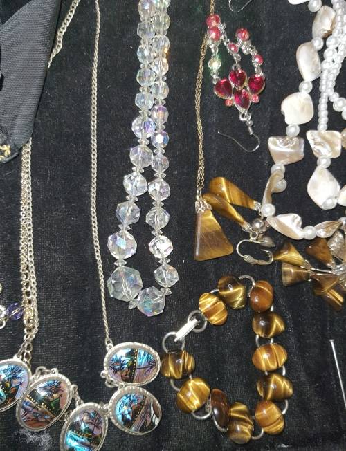 A VINTAGE COLLECTION JOBLOT COSTUME JEWELRY SOLD AS IS