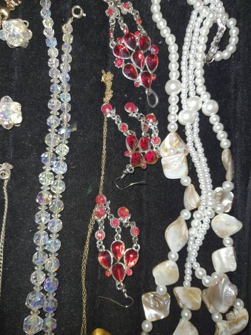 A VINTAGE COLLECTION JOBLOT COSTUME JEWELRY SOLD AS IS