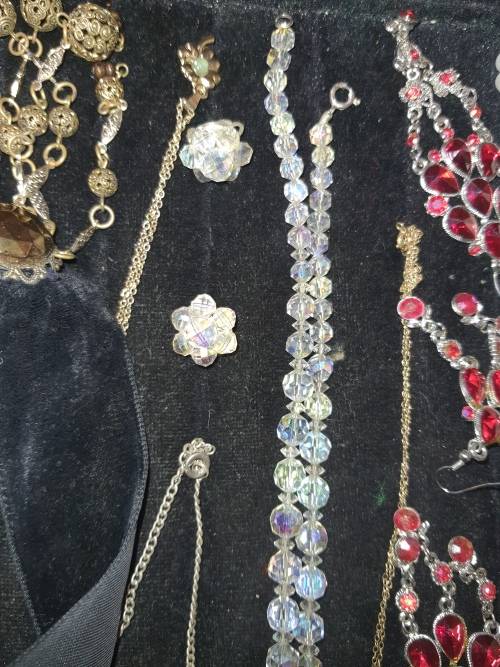 A VINTAGE COLLECTION JOBLOT COSTUME JEWELRY SOLD AS IS