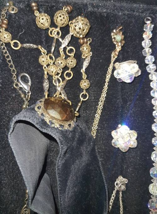 A VINTAGE COLLECTION JOBLOT COSTUME JEWELRY SOLD AS IS