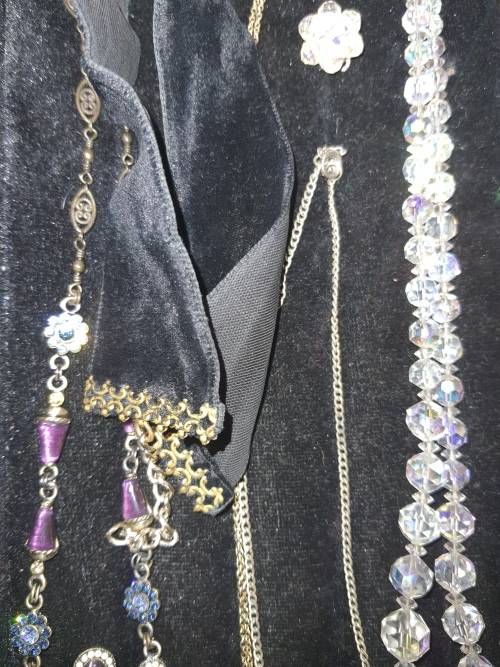 A VINTAGE COLLECTION JOBLOT COSTUME JEWELRY SOLD AS IS