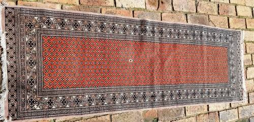 A BEAUTIFULL VINTAGE PERSIAN RUG RUNNER USED