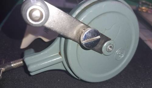 A VINTAGE WOOL WINDER IN PERFACT CONDITION SOLD AS IS