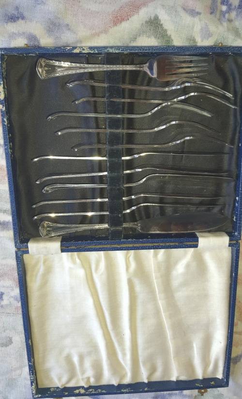 A GENUINE VINTAGE FISH CUTLERY SET FOR SIX  EPNS IN ITS ORIGINAL CASE SOLD AS IS