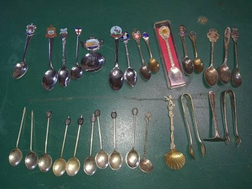 A JOBLOT VINTAGE MEMORABILIA TEASPOONS