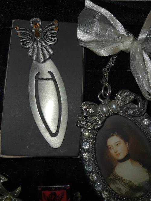 MIXED JOBLOT VINTAGE BROOCHES , BADGES AND PENDANTS SOME SWAROVSKI CRYSTAL AND SEMI PRECIOUS STONES