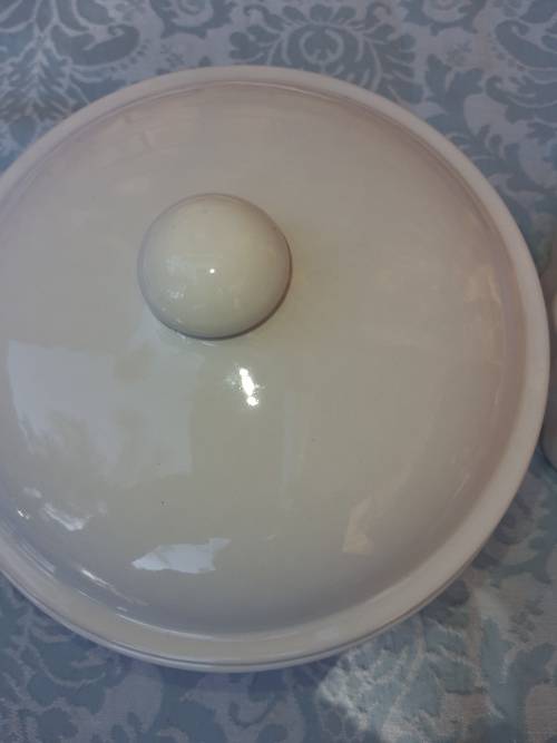 A VINTAGE PORCELAN CERAMIC CASSEROLE DISH WITH A GRAPE DESIGN AND A PIE BAKING OVEN PROOF DISH