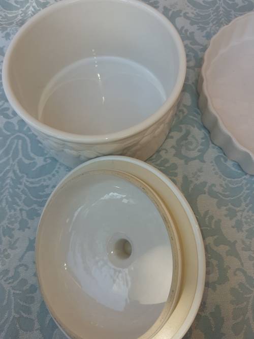 A VINTAGE PORCELAN CERAMIC CASSEROLE DISH WITH A GRAPE DESIGN AND A PIE BAKING OVEN PROOF DISH