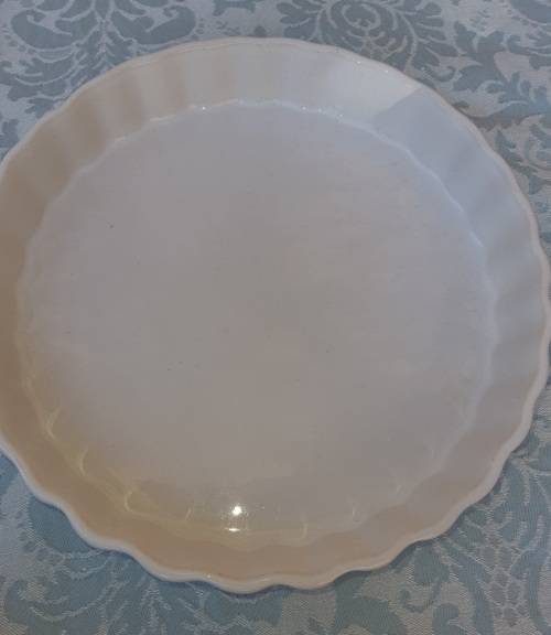A VINTAGE PORCELAN CERAMIC CASSEROLE DISH WITH A GRAPE DESIGN AND A PIE BAKING OVEN PROOF DISH