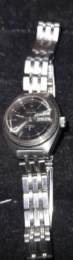 A GENUINE VINTAGE STAINLESS STEEL WOMANS AUTOMATIC SEIKO WRIST WATCH