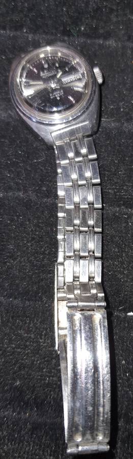 A GENUINE VINTAGE STAINLESS STEEL WOMANS AUTOMATIC SEIKO WRIST WATCH
