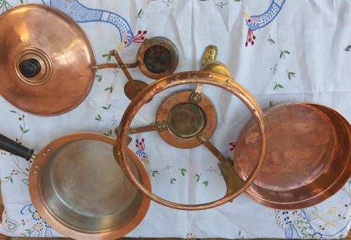 AN ANTIQUE COPPER / BRASS COMPLETE BAINMARY IN RELATIVE GOOD CONDITION SOLD AS IS