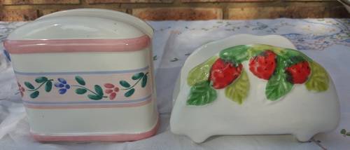 TWO VINTAGE PORCELAN CERAMIC SERVIETTE HOLDERS