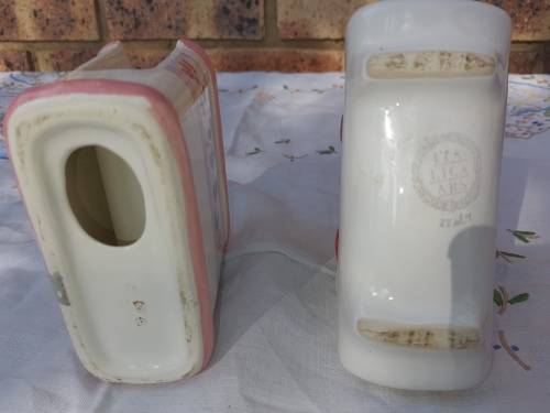 TWO VINTAGE PORCELAN CERAMIC SERVIETTE HOLDERS