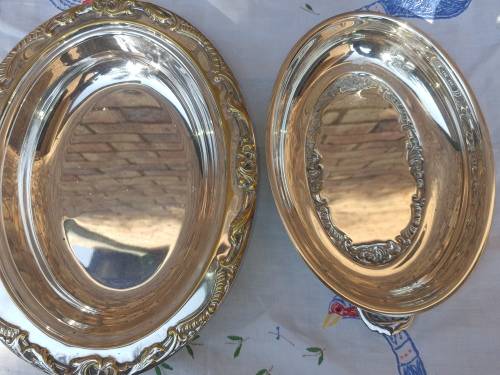 A VINTAGE SIOVER PLATED TURINE IN GREAT CONDITION SOLD AS IS